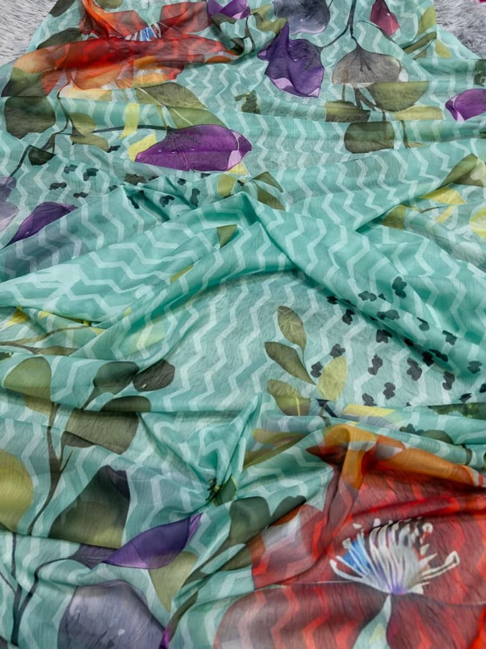 SOBIA NAZIR (PREMIUM LAWN) 90/70 Lawn 3 Pieces — image 6 of 8